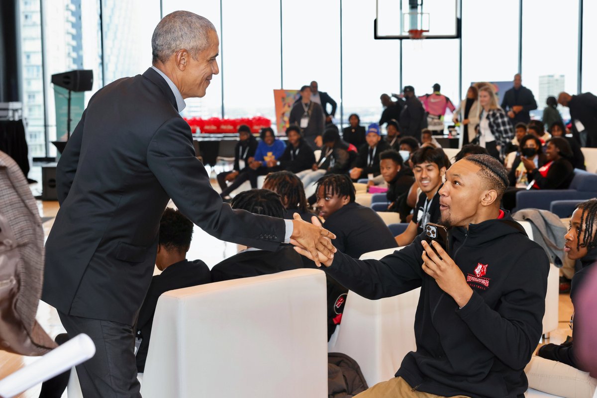 BarackObama's tweet photo. I heard there was a group of students from across Chicago getting together with Don C. and @AyoDos_11, so I thought I’d stop by.
I’m proud of this group, and know they’ll do big things! https://t.co/JBVzM1Cy4M