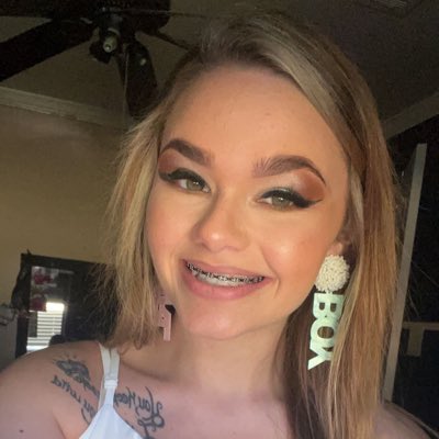 Shiannharriel's tweet photo. #NewProfilePic https://t.co/wEYR8LAcf7
