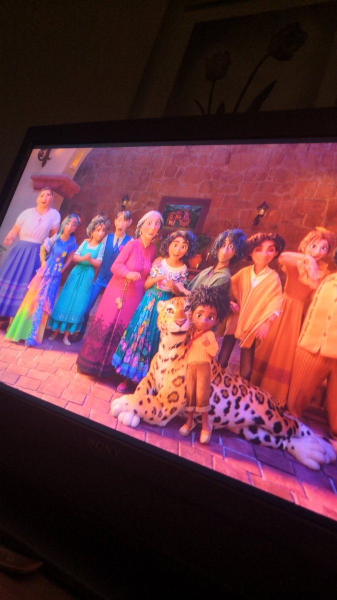 Cuervo__23's tweet photo. @Mo__Rada @DannyAqna Justo ando viendo tu peli https://t.co/gLzW8A6B37
