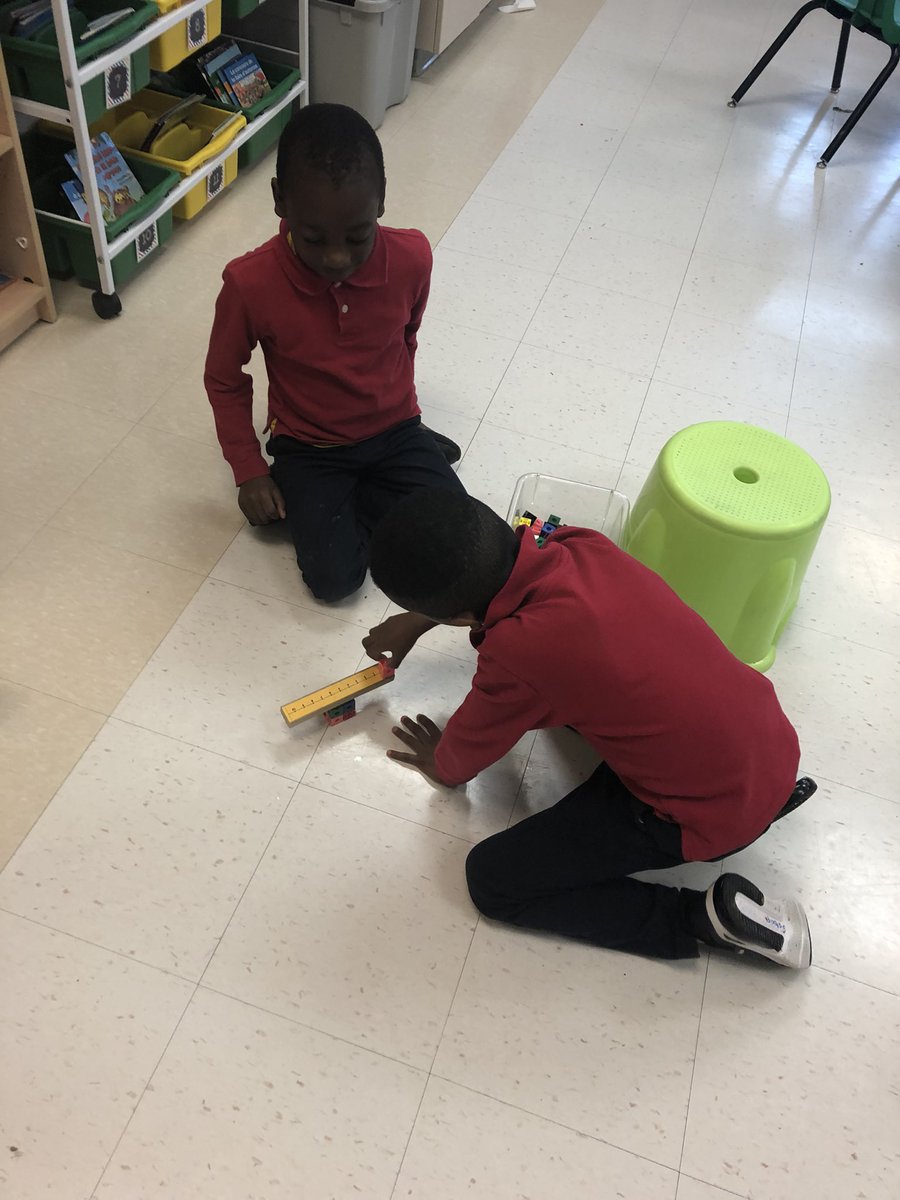 classemmenadine's tweet photo. On travaille sur les machines simples en sciences. Cet après-midi, nous avons cherché du matériel dans la classe pour faire des leviers ! #2eannée #29ejour #sciences #machinessimples #levier #expérience #découverte #onsamuse #apprendreensamusant https://t.co/iGFZUYiAE9