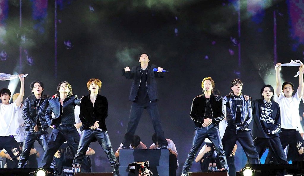 mlysme's tweet photo. Di bawah kepemimpinan Leader Namjoon, terbentang dari sayap kiri Hyung Line,dan dari sayap kanan Maknae Line,dan diikuti ARMY dari belakang
BTSARMY

#ForeverWithBTS #KimSeokJin #apobangpo https://t.co/nexTUXTeN9