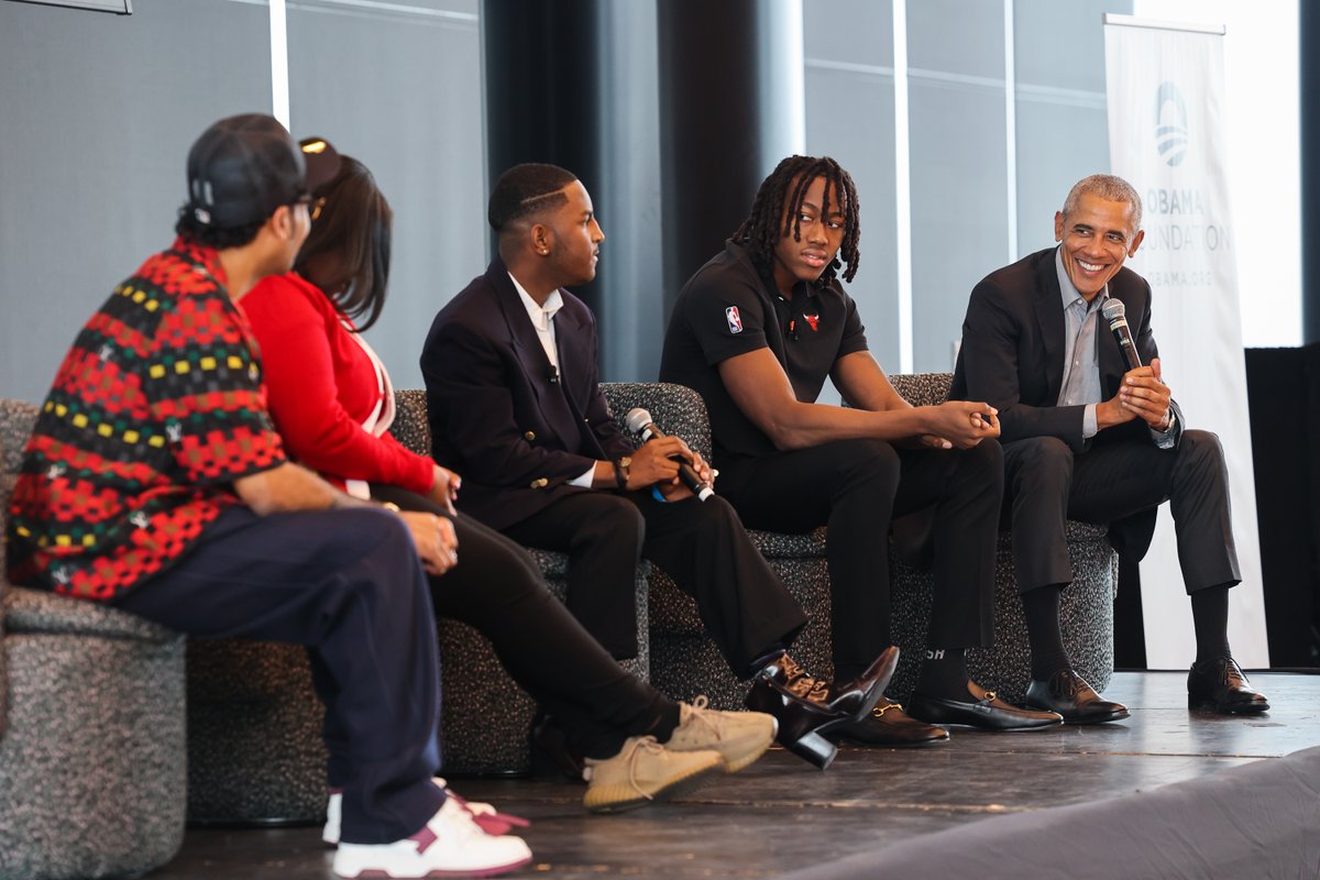 BarackObama's tweet photo. I heard there was a group of students from across Chicago getting together with Don C. and @AyoDos_11, so I thought I’d stop by.
I’m proud of this group, and know they’ll do big things! https://t.co/JBVzM1Cy4M
