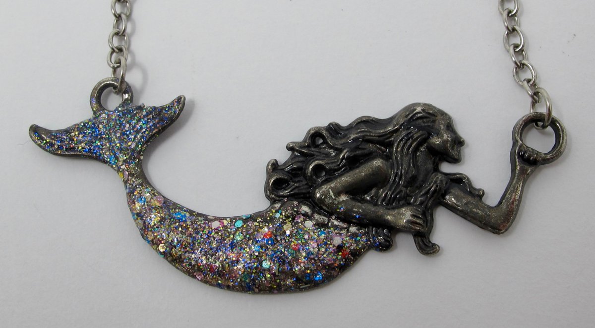 docbrite's tweet photo. This vintage mermaid necklace is nicely detailed, and her tail is a riot of rainbow glitter.

https://t.co/UI2p9Y6Aif https://t.co/n7X2vfgVVC