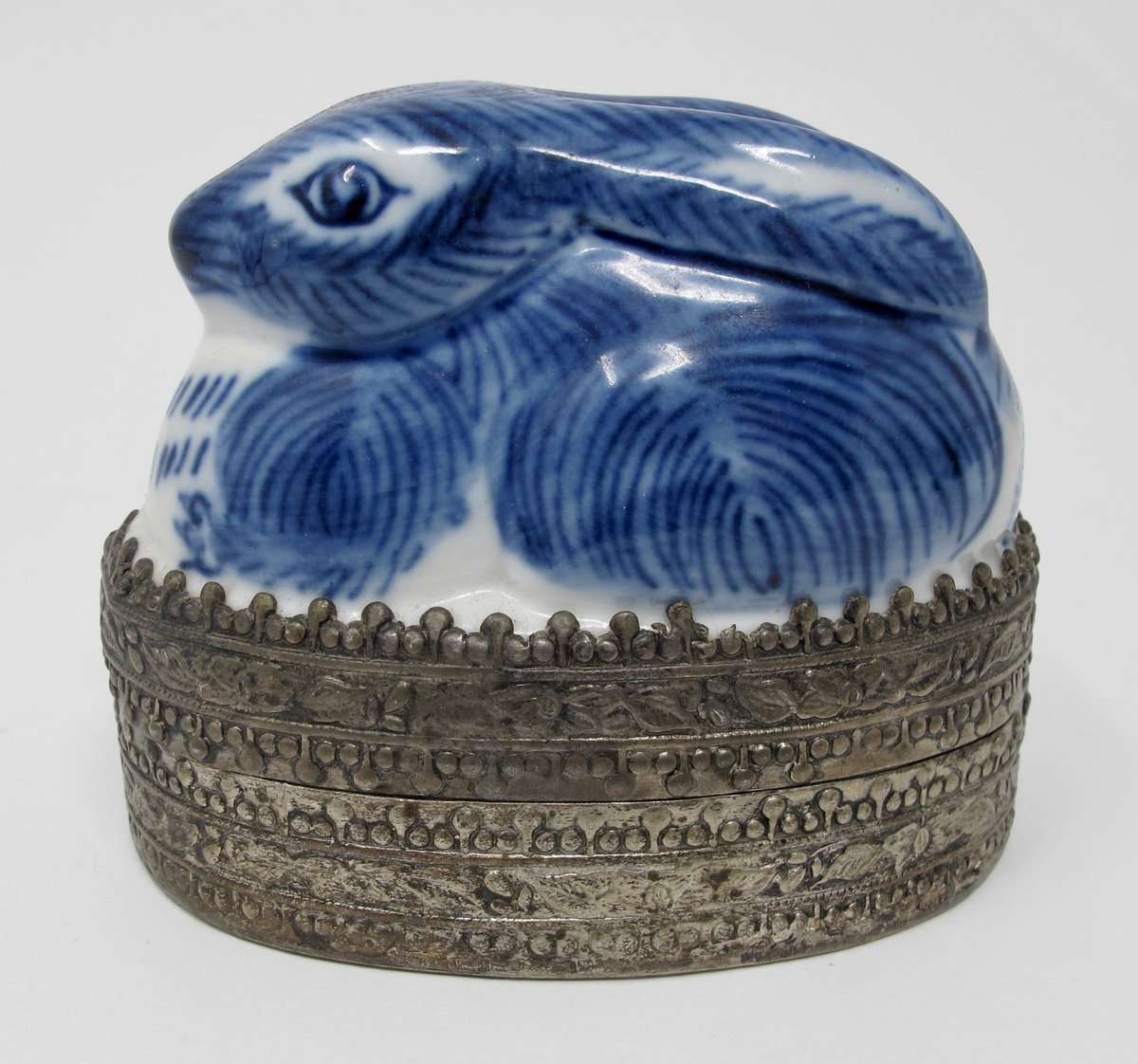 docbrite's tweet photo. This vintage Chinese trinket box features a blue and white porcelain rabbit atop an ornately embossed silver metal base. 

https://t.co/IyPH8VQU0c https://t.co/rlB42IlzVc