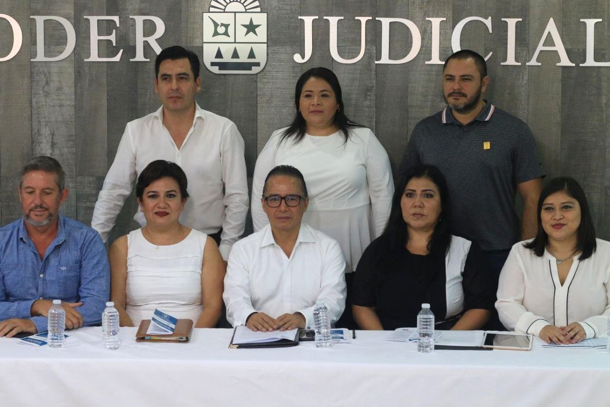 FGEQuintanaRoo's tweet photo. Aplauden Barras y Colegios de Abogados la implementación de la plataforma ConsultaNet de la #FGEQuintanaRoo, para dar seguimiento a la evolución de la capeta de investigación de manera remota, y acercar las instituciones a la ciudadanía.

👉🏻 https://t.co/Wx2WFyrowd https://t.co/KvcgBa60VY