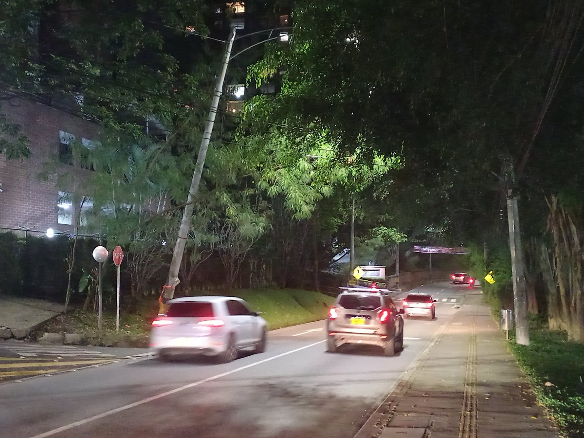 juanfveta's tweet photo. @EPMestamosahi un poste a la altura de toda la inferior se encuentra completamente doblado, lo están sosteniendo literalmente los cables y las ramas de un arbol.
Por ésta vía pasan carros y motos a 60 km/h. Dirección Calle 4a #29c-83, después de pasar por Piazza Bella Mall. https://t.co/9RxlswdQ24