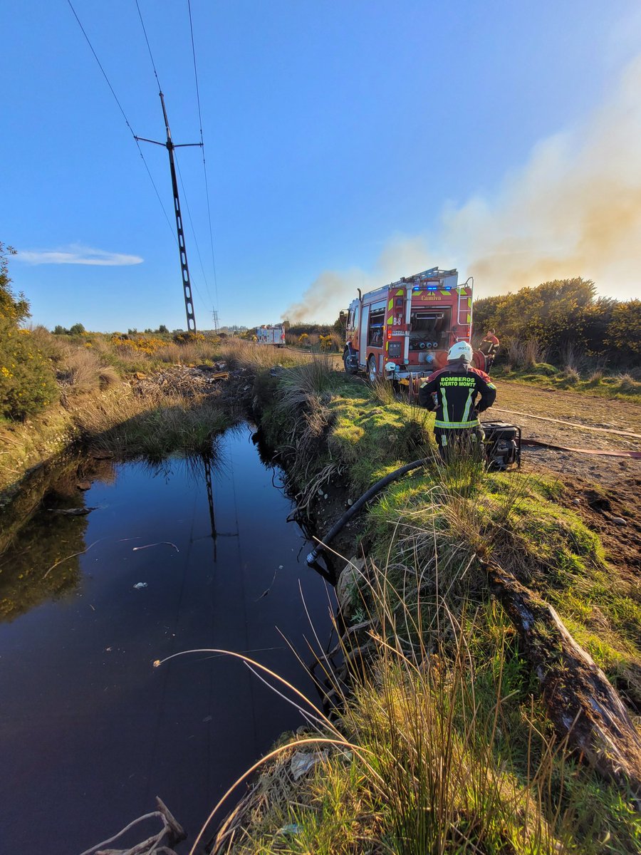 OctavaCBPM's tweet image. Durante esta tarde trabajamos con nuestro carro B-8 y junto a 3ra compañía y personal de CONAF en Incendio de matorrales de mediana extensión en la ruta a El Tepual.  #PuertoMontt