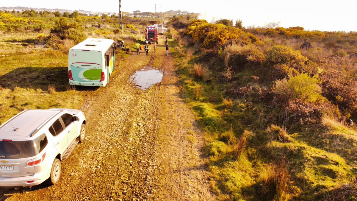 OctavaCBPM's tweet image. Durante esta tarde trabajamos con nuestro carro B-8 y junto a 3ra compañía y personal de CONAF en Incendio de matorrales de mediana extensión en la ruta a El Tepual.  #PuertoMontt