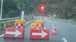 @tochinavitoto こちらもそうですね。何の変哲もない片道交互通行になってる写真なんですけども。 