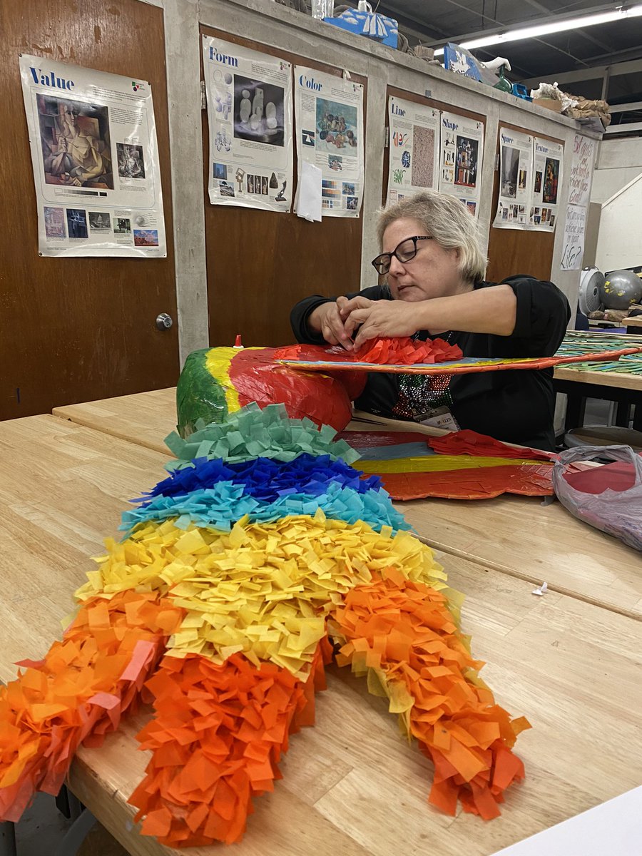 NikkiRoweArt's tweet photo. McAllen ISD Art teachers working on bird sculptures for the 2022 TAEA conference. @Rowe006 @mcallenfinearts @McAllenISD https://t.co/jmtTCzyLo1