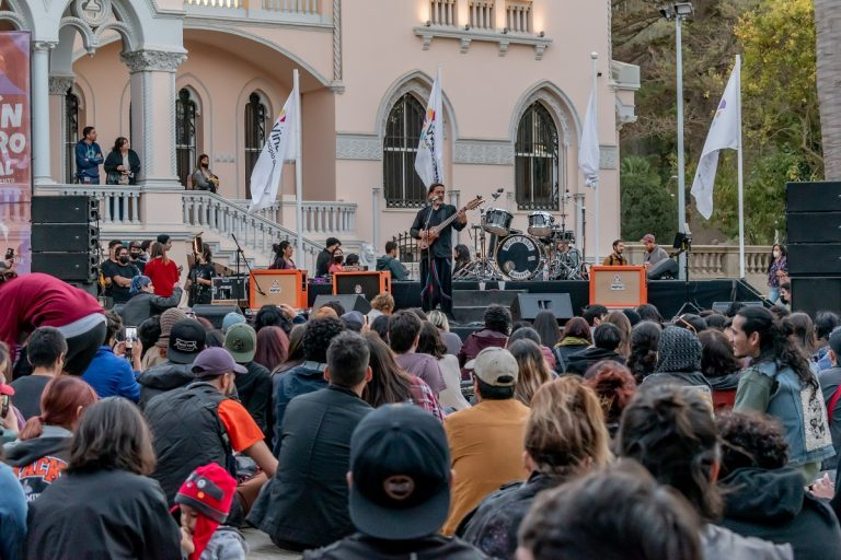 eo_enlinea's tweet photo. 4° #JardínSonoro de #ViñaDelMar contará con dos escenarios,  donde destaca la participación de grandes solistas y bandas como Chinoy, María Colores, Jiminelson y Adelaida⬇️⬇️

https://t.co/UD4hPYgRma https://t.co/2OVPXz7VtE