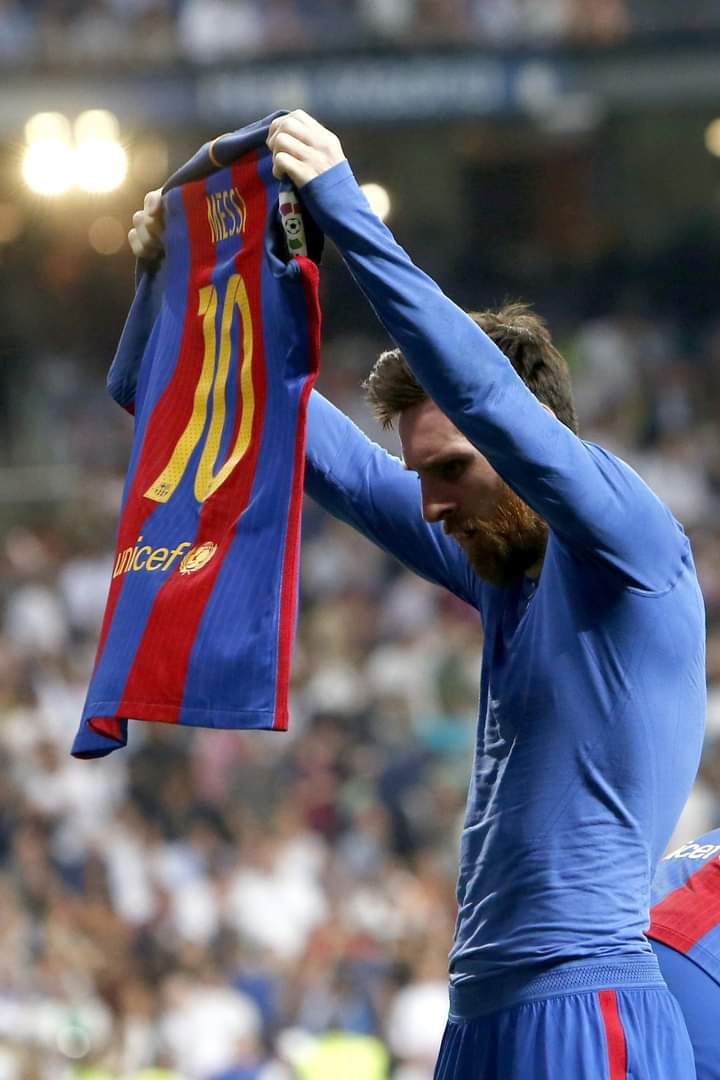 Masquefutbol21's tweet photo. El dolor de muchos madridistas el hombre que acabo con el real madrid en el campo de juego el que todo madridista odia 

El que todo fans del futbol y barcelonista de corazo ama 

El GOAT lionel andres messi https://t.co/fEe2Xe4zZY