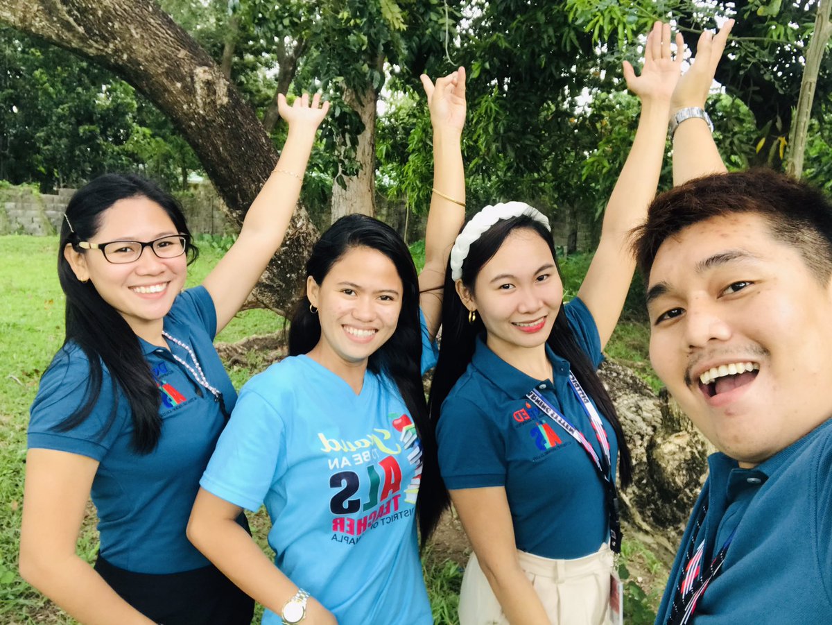 __jeeeeennifer's tweet photo. Having a co-worker that turns to be friend.🥰💙
Insert mam feb 🥰

#Moroon5 https://t.co/mB8gOi9MB6