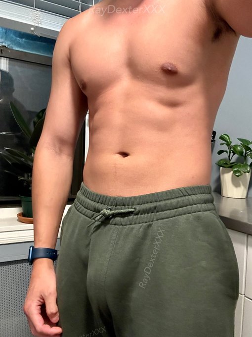 Forget about grey sweatpants bulges. How about GREEN sweatpants bulge?! 💚✅🙊 https://t.co/9VTW7gFyHG