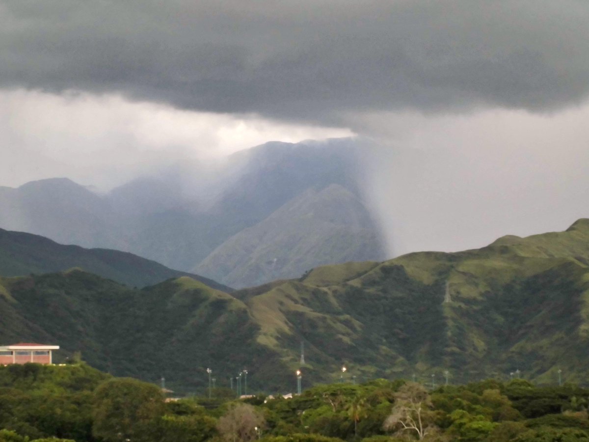 Alextripton's tweet photo. Así se apreció la #OndaTropical44 desde mi ventana a las alturas del #ElCastaño como en Las Delicias; en el medio se encuentra el pico occidental de #LosPalmaritos, mientras que el pico oriental se cubría con una enorme cortina de agua como un #Tsunami vertical; impresionante 😬 https://t.co/Gqy9jxbTLt