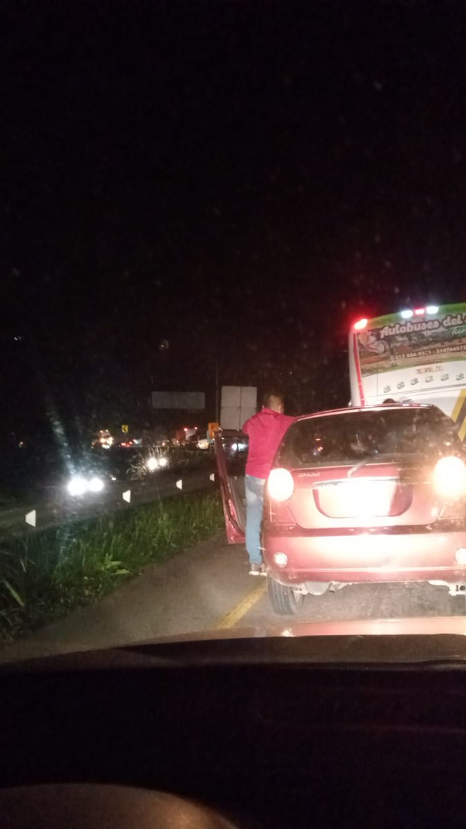 cbonillacortes's tweet photo. @numeral767 @DHincapie_G Porque el trancon a esta hora detenido el tráfico https://t.co/9RBuIp3t39