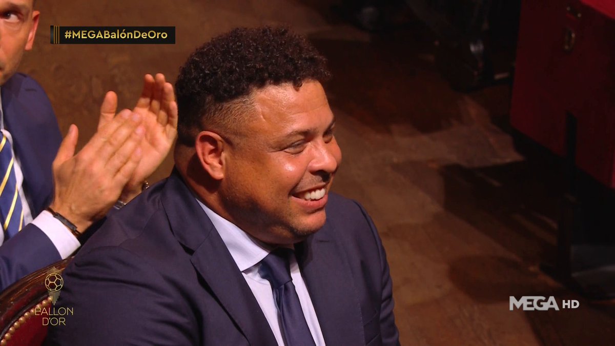 🫂🏆 𝐁𝐄𝐍𝐙𝐄𝐌𝐀, 𝐑𝐄𝐍𝐃𝐈𝐃𝐎 𝐀 𝐑𝐎𝐍𝐀𝐋𝐃𝐎.

👏 "Es mi idolo. Nunca habrá otro como él" 

👏 "Es el único delantero por el que me sentaría en el banquillo sin decir nada... 😅" #BallonDor 

¡Vente a #MEGABalónDeOro!