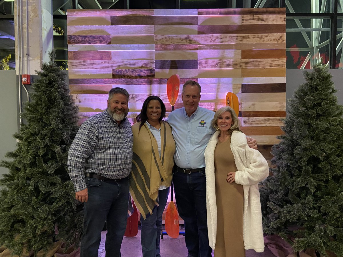 greatparks's tweet photo. We met dreammakers, groundbreakers and trailblazers at Great Parks Forever's #RootBall. These ambitious altruists invested in Great Parks Trails Fund to help maintain 84 miles of existing trails and build new trails. #GoBig https://t.co/aq12FojqY1