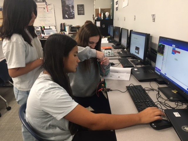 kseale_tech's tweet photo. Computer Science students @oakhillslions work together to design📐, code 💻and build🛠️their prototypes. #lionslearning @texspltw Great collaborations!👏 https://t.co/dFjgxEVNkw