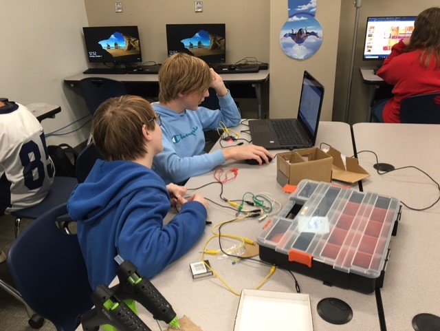kseale_tech's tweet photo. Computer Science students @oakhillslions work together to design📐, code 💻and build🛠️their prototypes. #lionslearning @texspltw Great collaborations!👏 https://t.co/dFjgxEVNkw