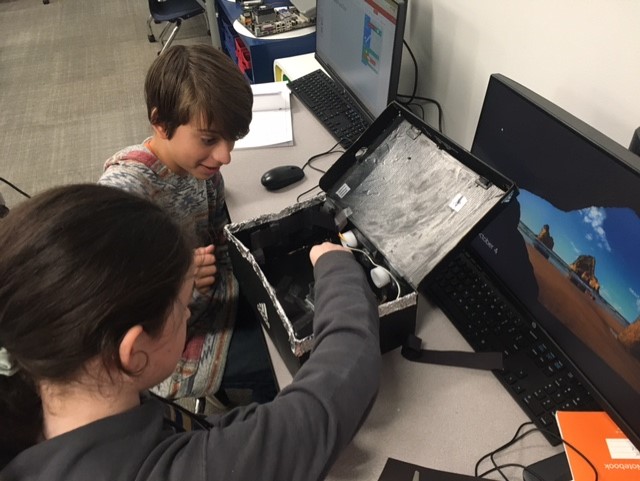 kseale_tech's tweet photo. Computer Science students @oakhillslions work together to design📐, code 💻and build🛠️their prototypes. #lionslearning @texspltw Great collaborations!👏 https://t.co/dFjgxEVNkw