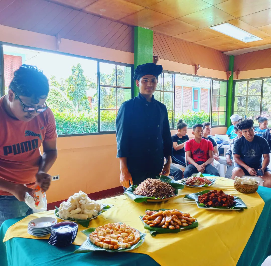 #2022PuebloVictorioso
🎊En saludo al Día de la Alimentación, Protagonistas y Docentes del Centro Tecnológico Olof Palme realizan Feria Gastronómica, degustando de distintos Platillos y Postres típicos elaborados por estudiantes del TE en Hotelería Rural.🔖
#SoyTecNicaragua🇳🇮👩‍🍳🥙