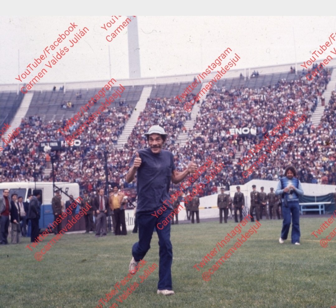 Gran recuerdo presentación con el grupo Chespirito completo en Chile 1977 en 'El estadio nacional' Vean que cara de mi padre tan feliz haciendo su señal de TODO BIEN, siempre con una bella actitud entregado a su trabajo y a su público! RT 💙💙🙏 #donramón #ramónvaldés #rondamón