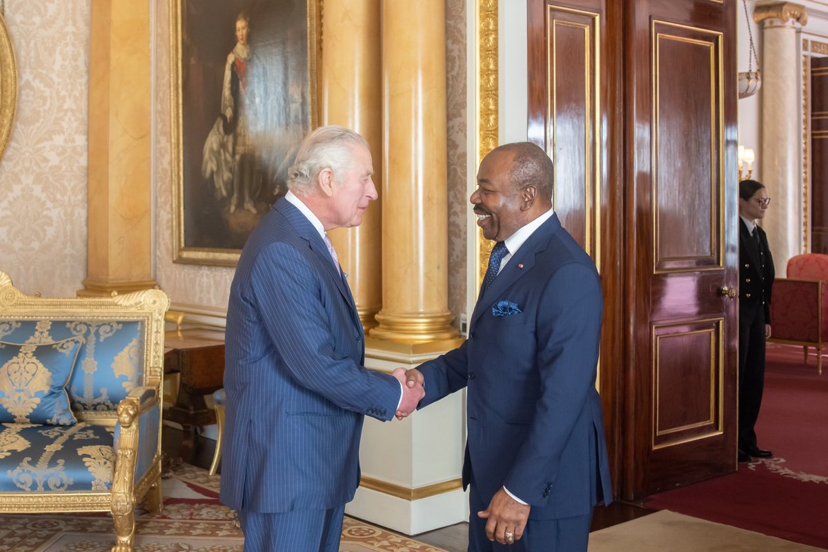 I was extremely honnored and delighted to converse with His Highness King Charles III this Monday in London.
As we are nearing the #COP27, our  discussion was mainly focused on  #environment, #climate and  #biodiversity.
These are issues we have the same vision for !
#Gabon 🇬🇦