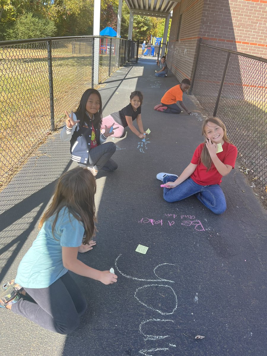 Mrs_HallsClass's tweet photo. Writing messages of hope and encouragement for Red Ribbon Week! ❤️ @NatcherElem @NatcherFRC https://t.co/VObEQJlRnJ