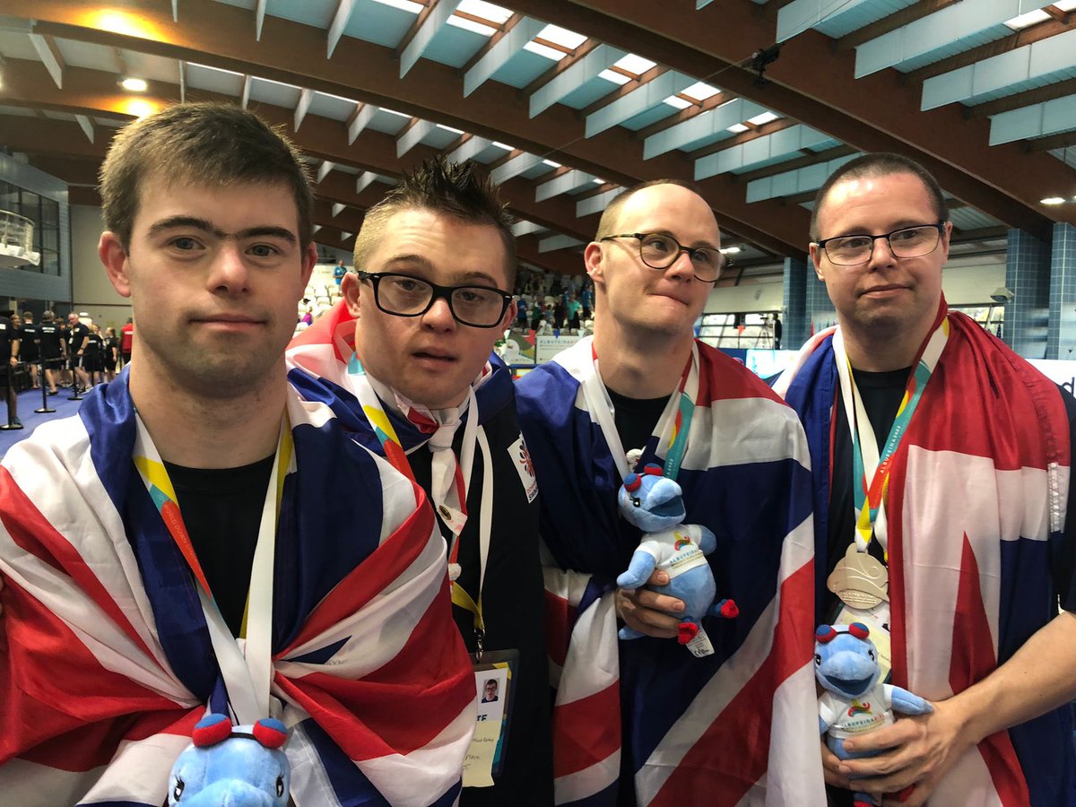 DSSGB1's tweet photo. Even more excitement in the Men’s 4 x 100 medley relay:

This fearsome 🇬🇧 foursome - the new WORLD SILVER MEDALLISTS 🥈🥈🥈🥈

Congratulations Mark, William, Zac &amp; Mark 👏👏👏👏

World #DownSyndromeSwimming Champs 2022 https://t.co/iSUlBKmObB
