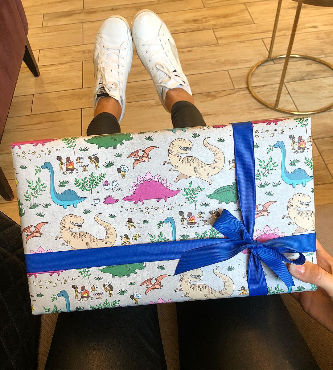 Evelyn1987520's tweet photo. #Gifta Gift from a mysterious person today, and the packaging of the gift looks interesting. https://t.co/Ei3GnBFN8V