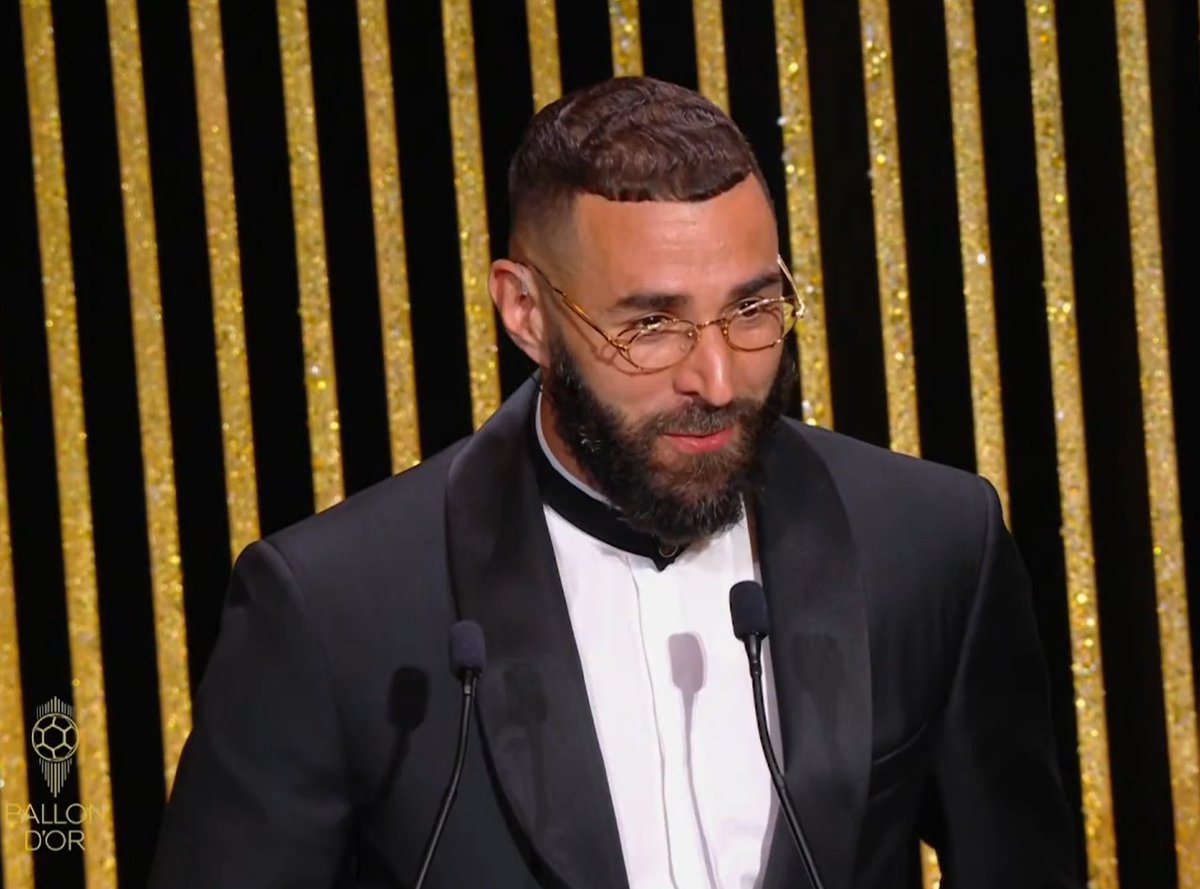 FarceFootball's tweet photo. Karim 🤝Zizou. C'est les émotions ! ⭐
L'hommage de Karim Benzema à Sabri est incroyable !
⚽#BallonDor France Football
@_OutOfContextH https://t.co/o981IVXYfa