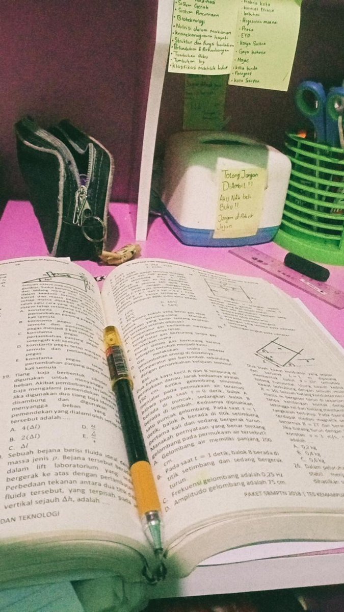 lyia_chan's tweet photo. 🤓📚
Tetap semangat ygy #studytwt #studywithme #studytime #studywithXyiiaa #AMBISVERE https://t.co/a6qeghixks