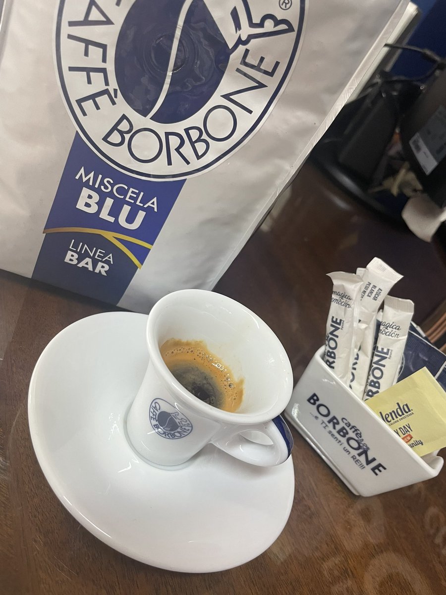 fetucini357's tweet photo. Visitando a un buen amigo. Giorgio #caffeborbone https://t.co/ZDL42Ot2fl