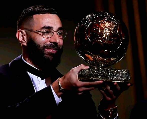 TaranaFarzin's tweet photo. حاجی صیب(صاح��)کریم برنده توپ طلا شد.😃 https://t.co/b4D6eI8d3s