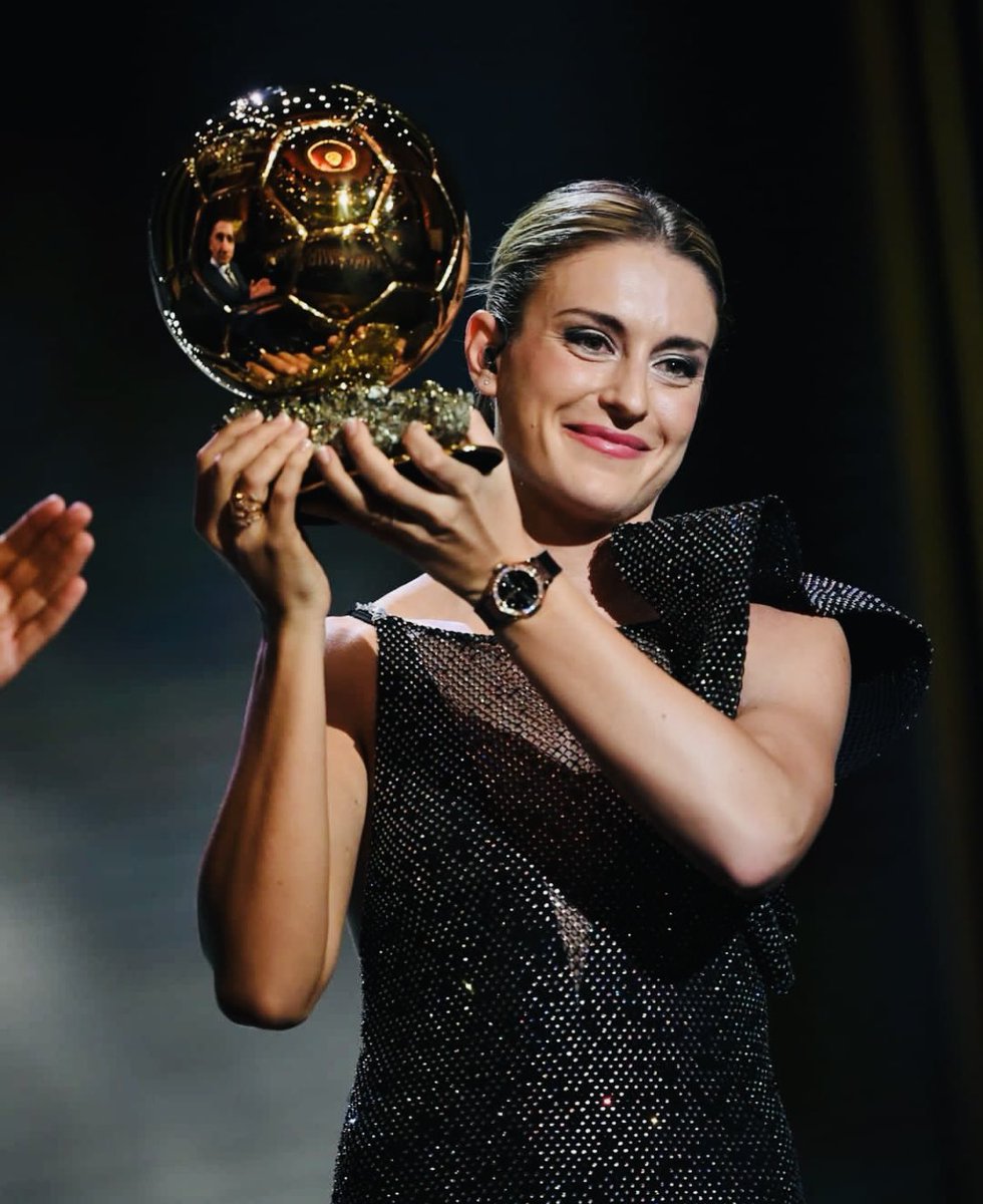 nahikiller's tweet image. si le dicen a la aida de seis años que cuando creciera un poco iba a encontrar un referente femenino en el fútbol y que años más tarde la iba a ver levantar su segundo balón de oro, no se lo hubiera creído. orgullo, historia👑 gràcies, @alexiaputellas. felicitats💖