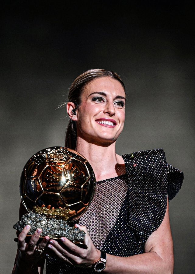 nahikiller's tweet image. si le dicen a la aida de seis años que cuando creciera un poco iba a encontrar un referente femenino en el fútbol y que años más tarde la iba a ver levantar su segundo balón de oro, no se lo hubiera creído. orgullo, historia👑 gràcies, @alexiaputellas. felicitats💖