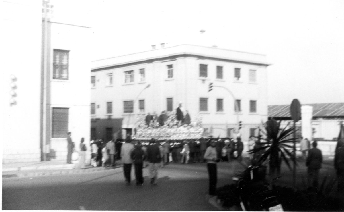 Esta fotografia, algo borrosa a lo Robert Capa, es del Domingo de Ramos de 1974 cuando la Cena llegaba a la Alameda por Plaza de Toros Vieja, Puente del Carmen, Muelle de Heredia y la Alameda de Colón, con un tambor de cola por toda música y poco público viendola.