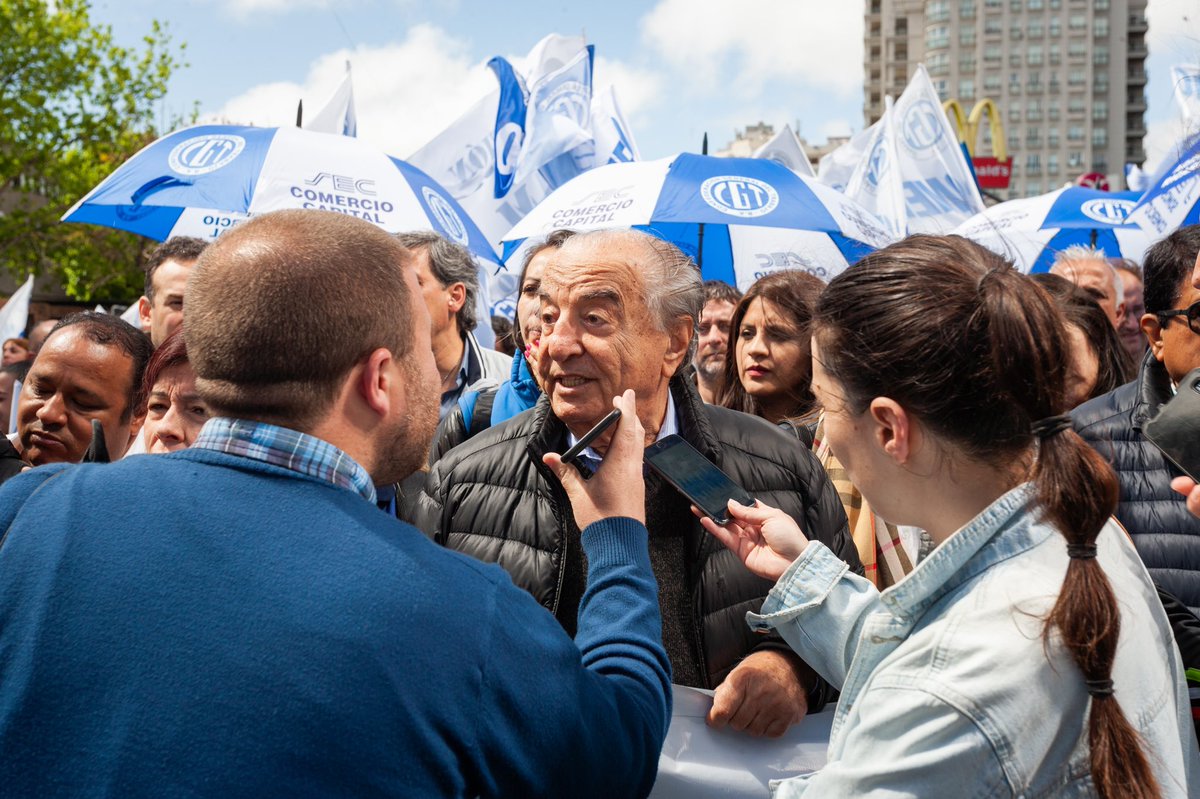 COMERCIO PRESENTE 
Junto con nuestro Secretario General y la Comisión Directiva del SEC, comercio dijo presente en la movilización y acto en Obras Sanitarias organizado por la CGT en una nueva muestra de la unidad y representación de todo el movimiento obrero

#DíaDeLaLealtad