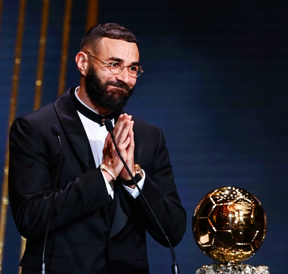 davidmartin314's tweet photo. El Balón de Oro a Karim Benzema dignifica el fútbol. Es el jugador en que cualquier futbolista debe mirarse. Por mucho que sea un superdotado técnicamente, ha trabajado muy duro durante muchos años en silencio, sin ninguna protesta, poniéndose siempre al servicio del equipo. https://t.co/Hh92SMEjJe