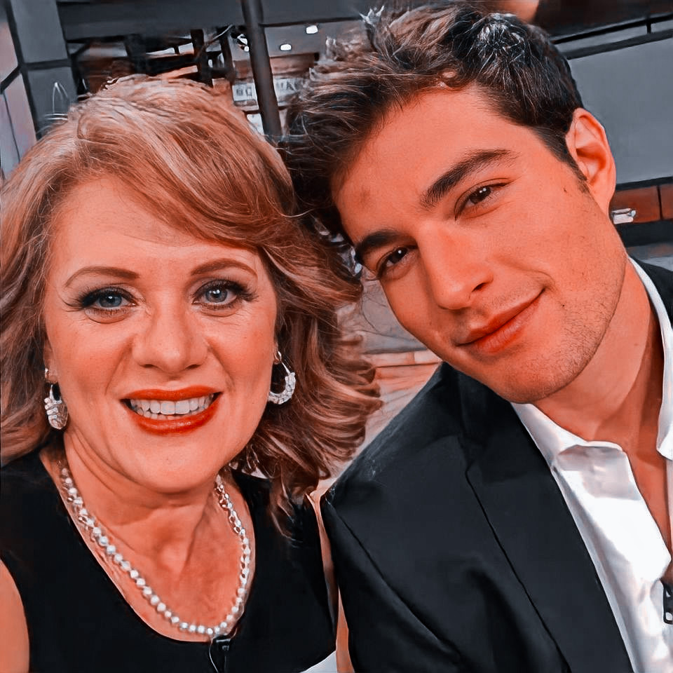 iMercyCabrera's tweet photo. Esperando o dia que a gente vai poder aprontar na tag, né meu encosto? 😉

         #LaDobleVidaDeEstelaCarrillo https://t.co/lrB28YHP5a