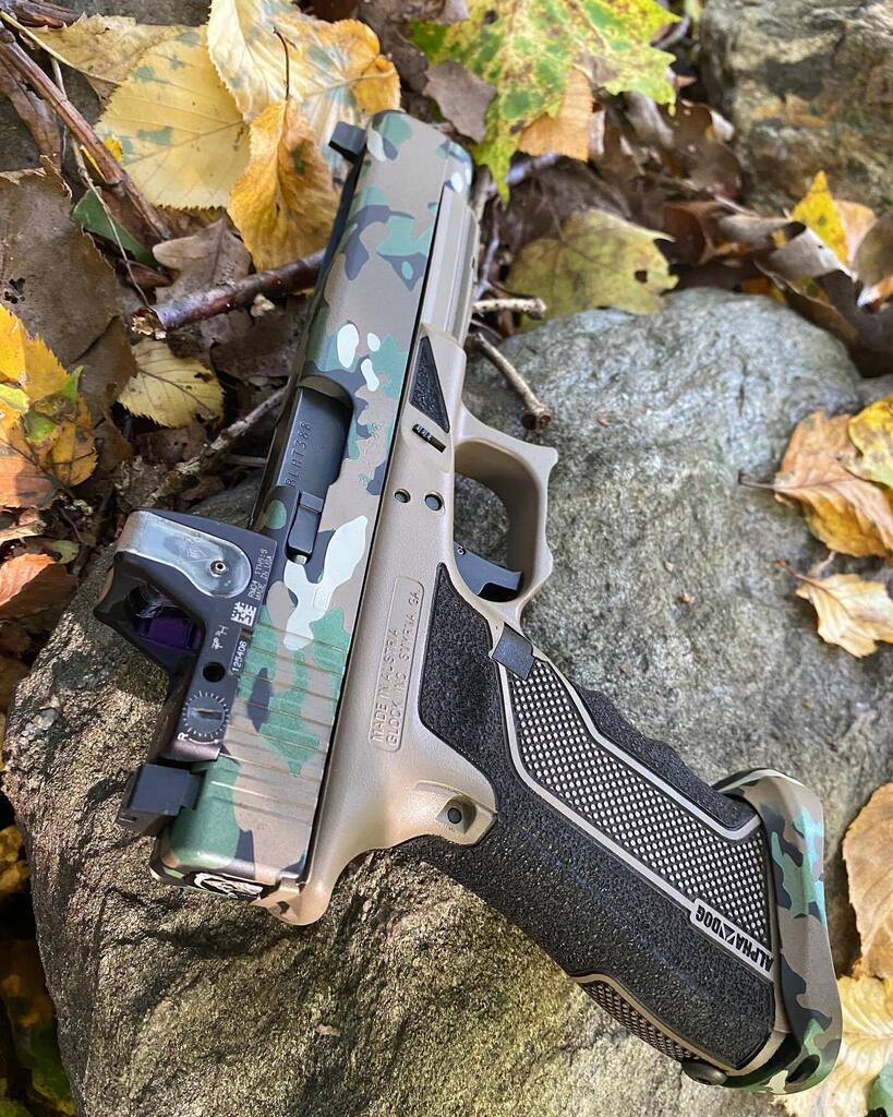 alpha_dog_arms's tweet photo. Glock 34 with our βStingerβ #laserstippling double undercut, @cerakote #woodlandcamo @trijicon #rmrcut @cerakoteguncoatings #fde frame @zevtech #magwell #apextrigger https://t.co/xeoI1Ki55P