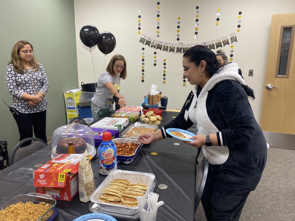 DelValleES_YISD's tweet photo. Celebrating Boss’s Day @DelValleES_YISD thank you Ms. Balderrama for all you do, enjoy your special day🎉🎉Congratulations! https://t.co/PQaNjEvtEu