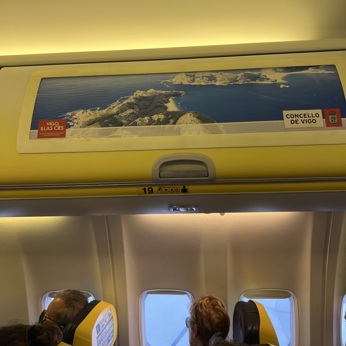diegorguezpe's tweet photo. nun vuelo rodhes (grecia) a paphos (chipre) unha publicidade das islas cies, deixoume tocado, a morriña é real https://t.co/QF5vxcXWrl