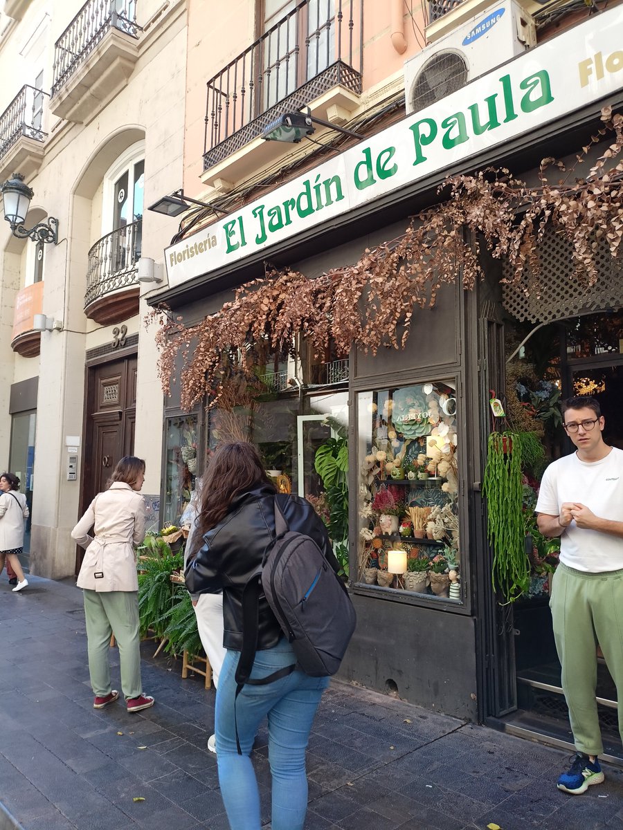 CPIFP_Movera's tweet photo. El día 14 el alumnado de 2 CFGM Jardinería y floristería ha visitado el manto del Pilar y distintas floristerías de Zaragoza. Muchas gracias Pedro por dedicarnos tu tiempo y mostrarnos los entresijos de la ofrenda. #otraformadeaprender #retosmovera https://t.co/oqxy9HkKU3