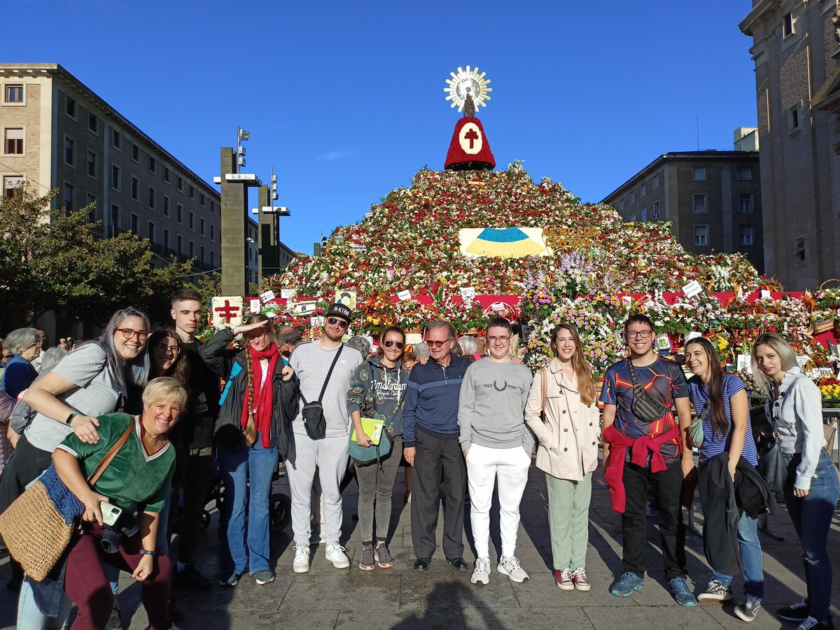CPIFP_Movera's tweet photo. El día 14 el alumnado de 2 CFGM Jardinería y floristería ha visitado el manto del Pilar y distintas floristerías de Zaragoza. Muchas gracias Pedro por dedicarnos tu tiempo y mostrarnos los entresijos de la ofrenda. #otraformadeaprender #retosmovera https://t.co/oqxy9HkKU3