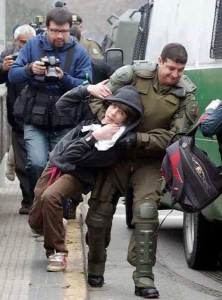 AnaMariaGazmuri's tweet photo. #TenemosMemoria 🌹 Son 10.813 denuncias por violaciones a los DDHH ocurridas en el #EstallidoSocial  que llegaron a manos de la Fiscalía, de las cuales solo 14 han terminado en sentencias condenatorias contra los agentes estatales responsables
https://t.co/PG2fLdi0xp https://t.co/azp32Be8F0