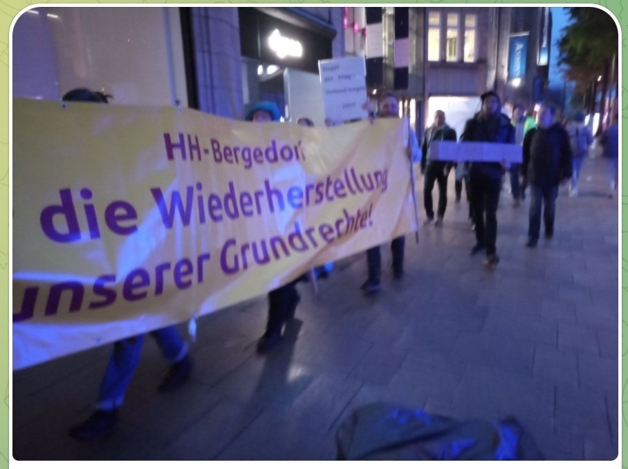 schnappi_e's tweet photo. #EILMELDUNG
#Montagsspaziergang in #Hamburg mit rund 35k TN legt Verkehr in der Innenstadt vollständig lahm. Anmelder #TomNaumann: "Wir haben es geschafft! Und nächste Woche sind wir 100.000!" #hh1710 #coronawatchhh Erste Bilder von der Massenbewegung haben uns bereits erreicht➡️ https://t.co/WLslIlgSz6