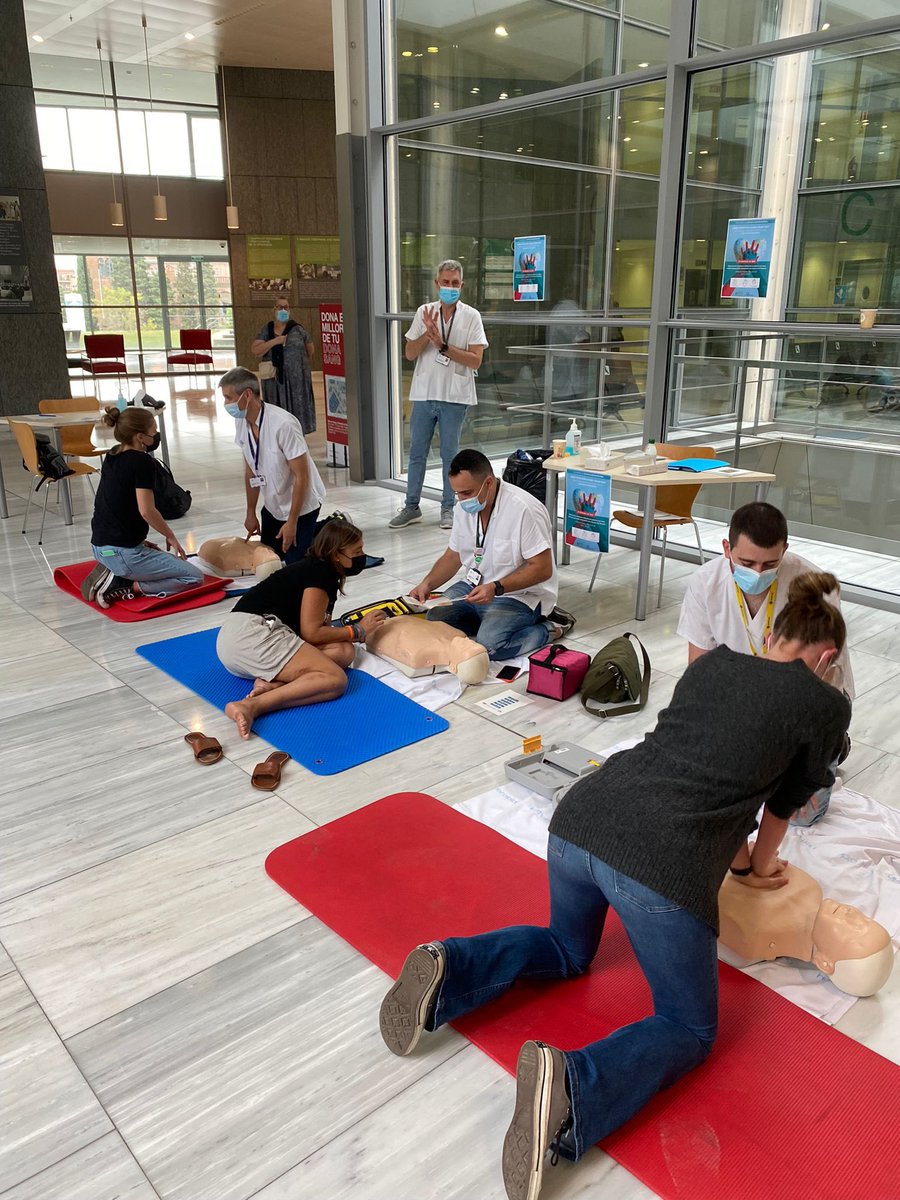 Oskaringui's tweet photo. Talleres de Soporte Vital Básico en el hall del @HospitalSantPau para celebrar el #diamundialrcp Recuerda que tus manos pueden salvar vidas. Gran día equipo!! https://t.co/91vCdAZ94v
