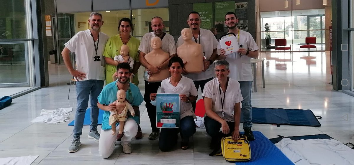 Oskaringui's tweet photo. Talleres de Soporte Vital Básico en el hall del @HospitalSantPau para celebrar el #diamundialrcp Recuerda que tus manos pueden salvar vidas. Gran día equipo!! https://t.co/91vCdAZ94v